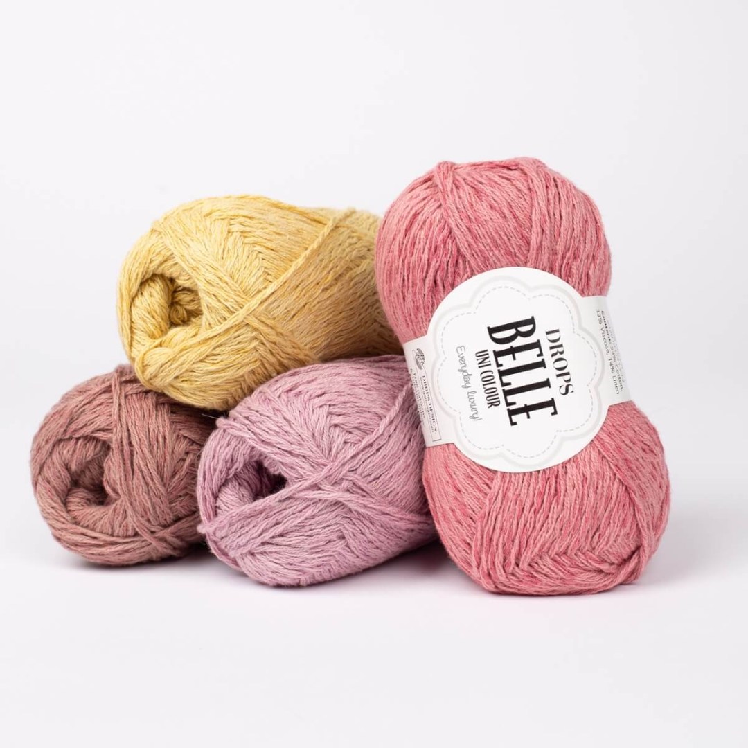 Φτιαγμένο από μείγμα βαμβακιού, βισκόζης και λινού, το DROPS Belle είναι ένα νήμα για όλο το χρόνο, αναπνέει καλά, έχει μια λεπτή υφή και λάμψη.