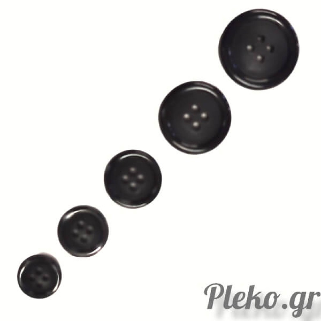 Μαύρο πλαστικό κουμπί, διαθέσιμο σε 15, 17, 20, 25 και 28 mm. Κλασικό και ανθεκτικό, ιδανικό για ρούχα, πλεκτά, τσάντες και αξεσουάρ.