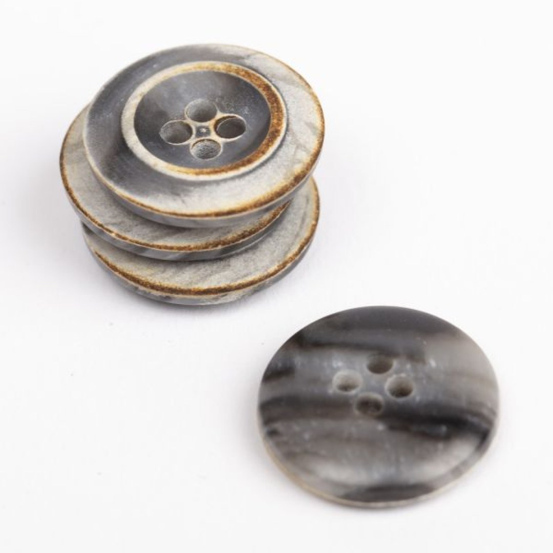 Ξύλινο στρογγυλό κουμπί DROPS σε απόχρωση μόκα, 18 mm. Κομψό και ανθεκτικό, ιδανικό για πλεκτά, ζακέτες, τσάντες και ρούχα.
