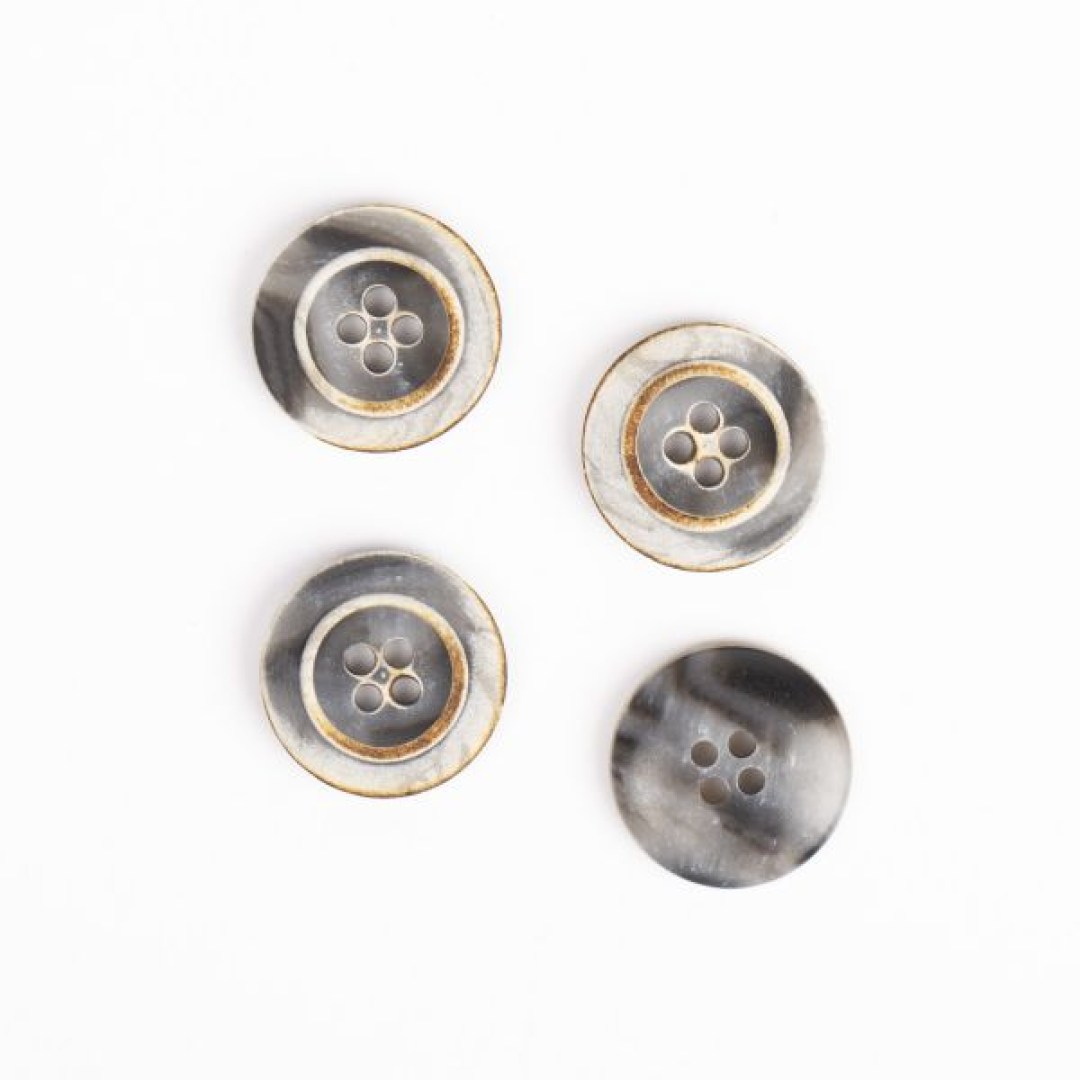 Ξύλινο στρογγυλό κουμπί DROPS σε απόχρωση μόκα, 18 mm. Κομψό και ανθεκτικό, ιδανικό για πλεκτά, ζακέτες, τσάντες και ρούχα.