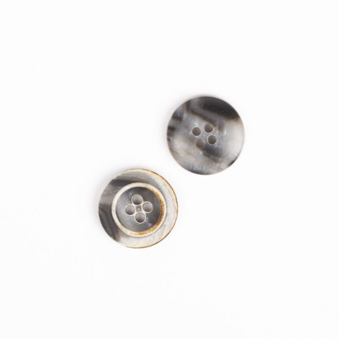 Ξύλινο στρογγυλό κουμπί DROPS σε απόχρωση μόκα, 18 mm. Κομψό και ανθεκτικό, ιδανικό για πλεκτά, ζακέτες, τσάντες και ρούχα.