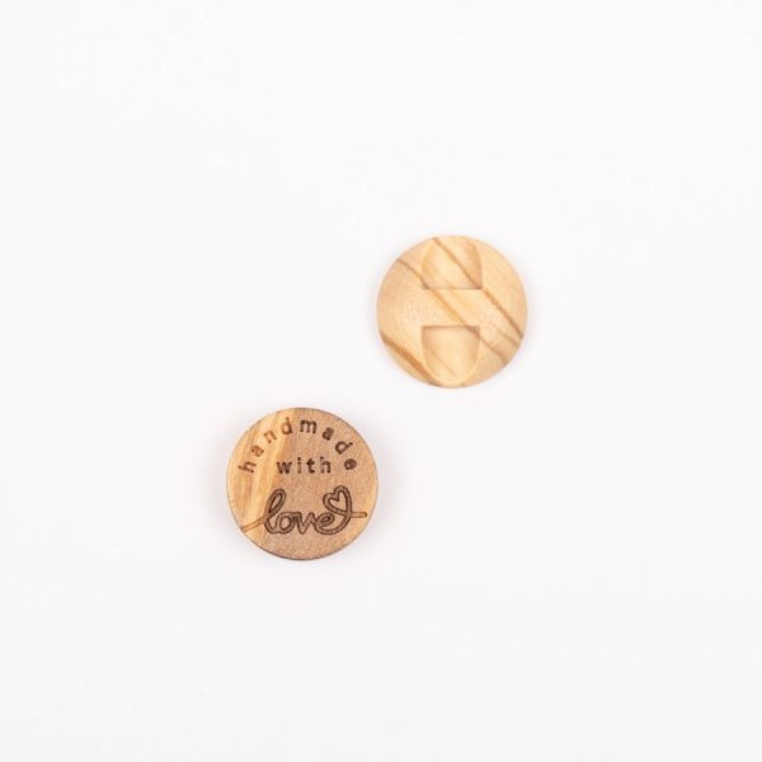 Κουμπί από ξύλο καρύδας 15 mm με χαραγμένο "Handmade". Ιδανικό για πλεκτές & ραπτές δημιουργίες, δίνει φυσική και αυθεντική πινελιά.