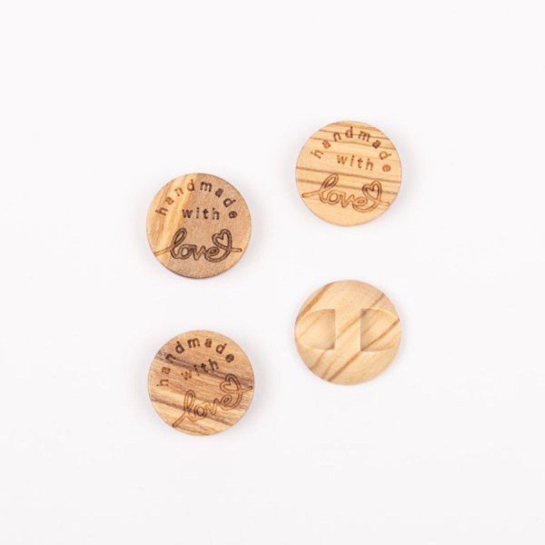 Κουμπί από ξύλο καρύδας 15 mm με χαραγμένο "Handmade". Ιδανικό για πλεκτές & ραπτές δημιουργίες, δίνει φυσική και αυθεντική πινελιά.