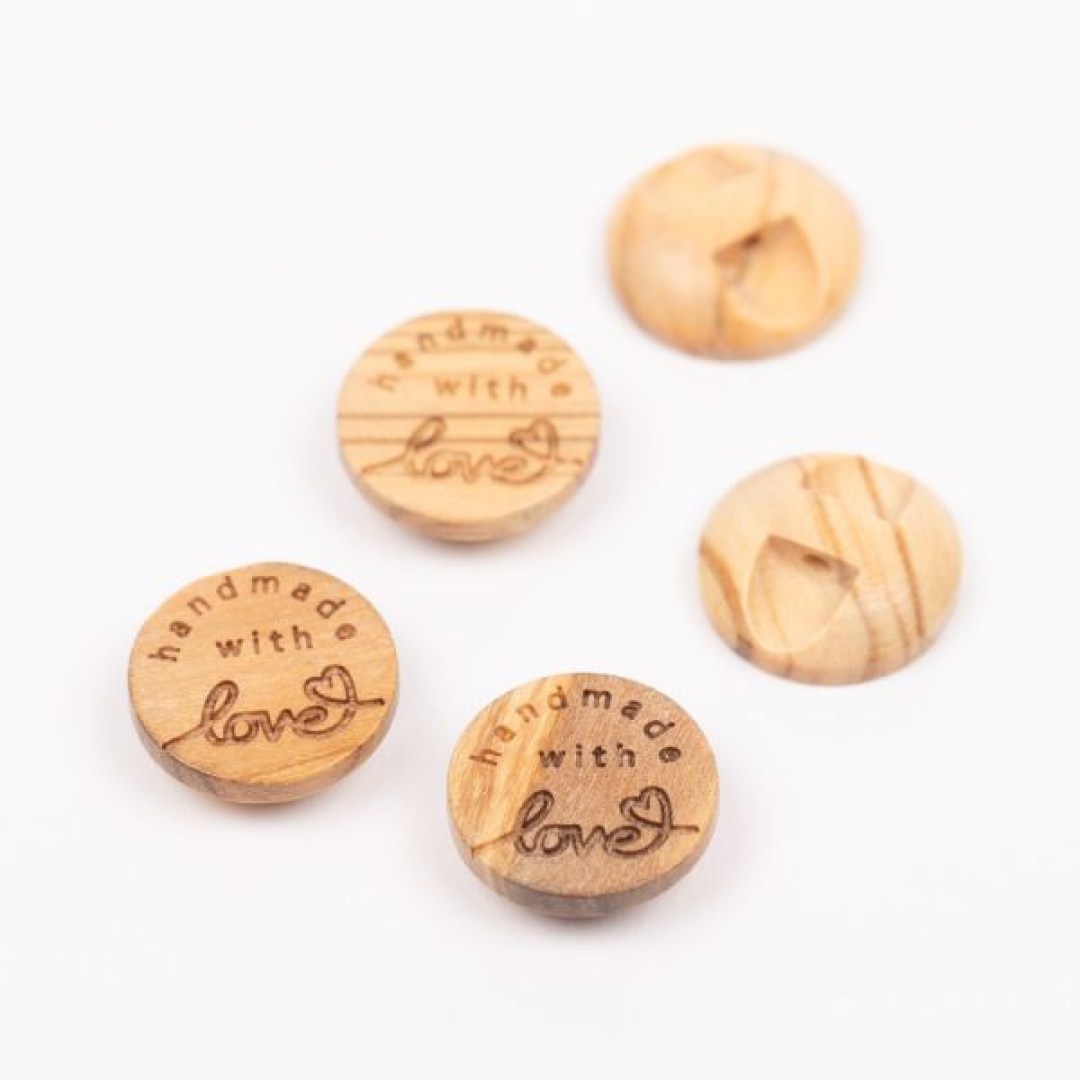 Κουμπί από ξύλο καρύδας 15 mm με χαραγμένο "Handmade". Ιδανικό για πλεκτές & ραπτές δημιουργίες, δίνει φυσική και αυθεντική πινελιά.