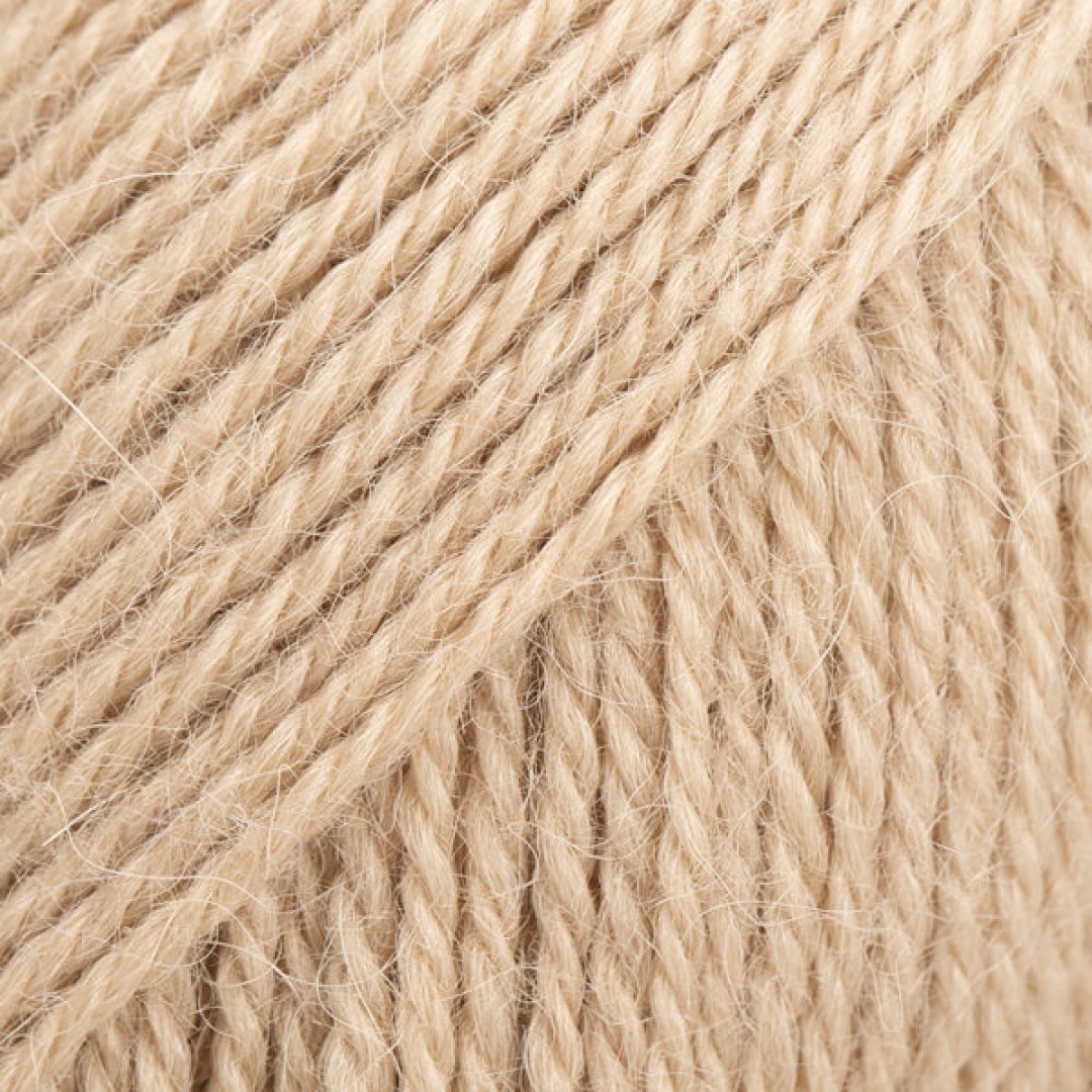 Το DROPS Alpaca είναι ένα υπέροχο νήμα από 100% εξαιρετικό μαλλί αλπακά.