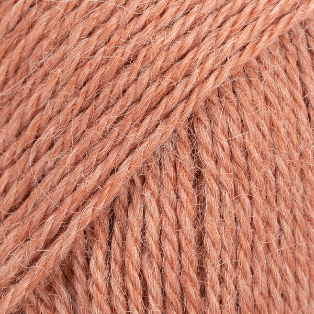Το DROPS Alpaca είναι ένα υπέροχο νήμα από 100% εξαιρετικό μαλλί αλπακά.