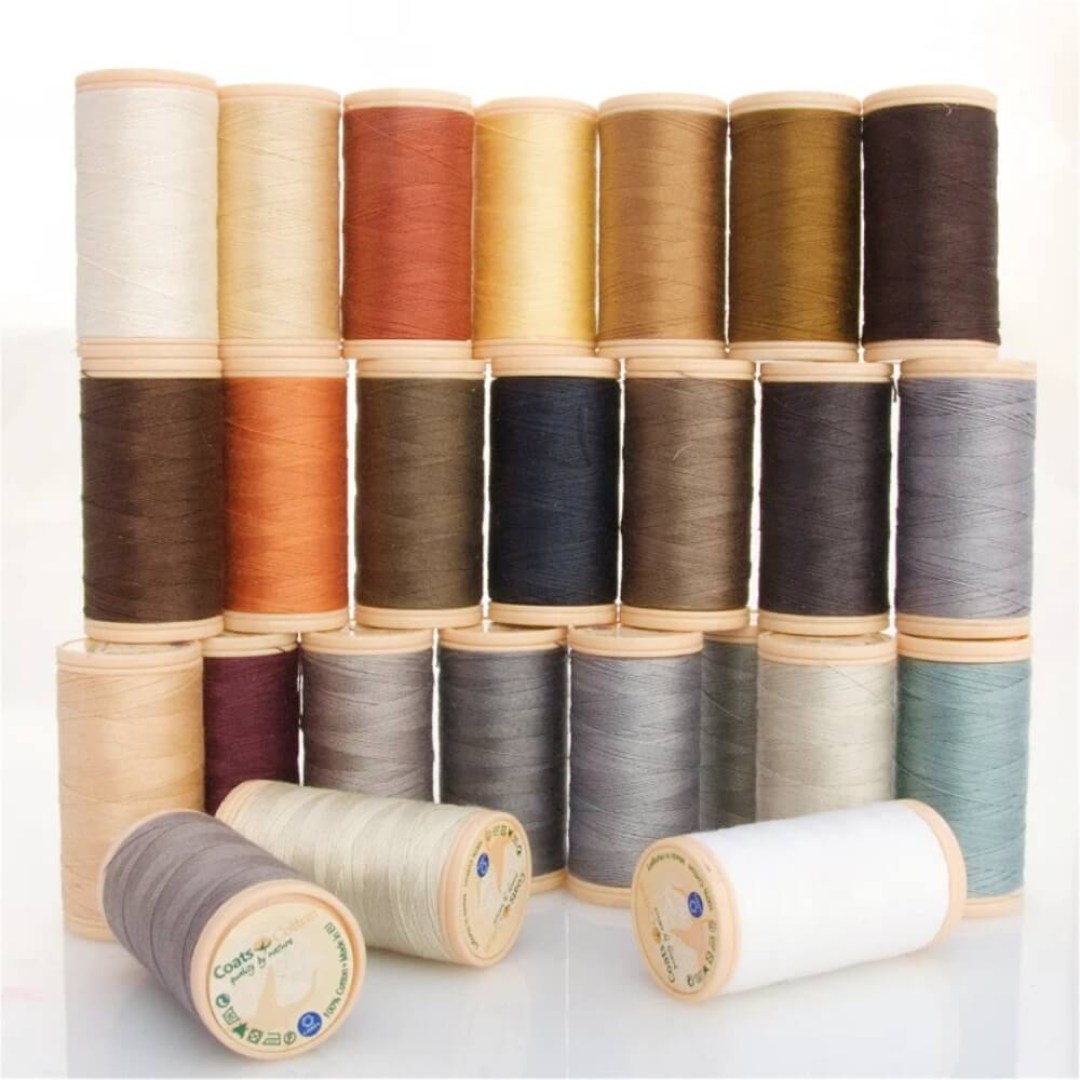 Κλωστές Coats 100% βαμβακερές, ανθεκτικές και ελαστικές, ιδανικές για ραφή βαμβακερών και μάλλινων υφασμάτων.