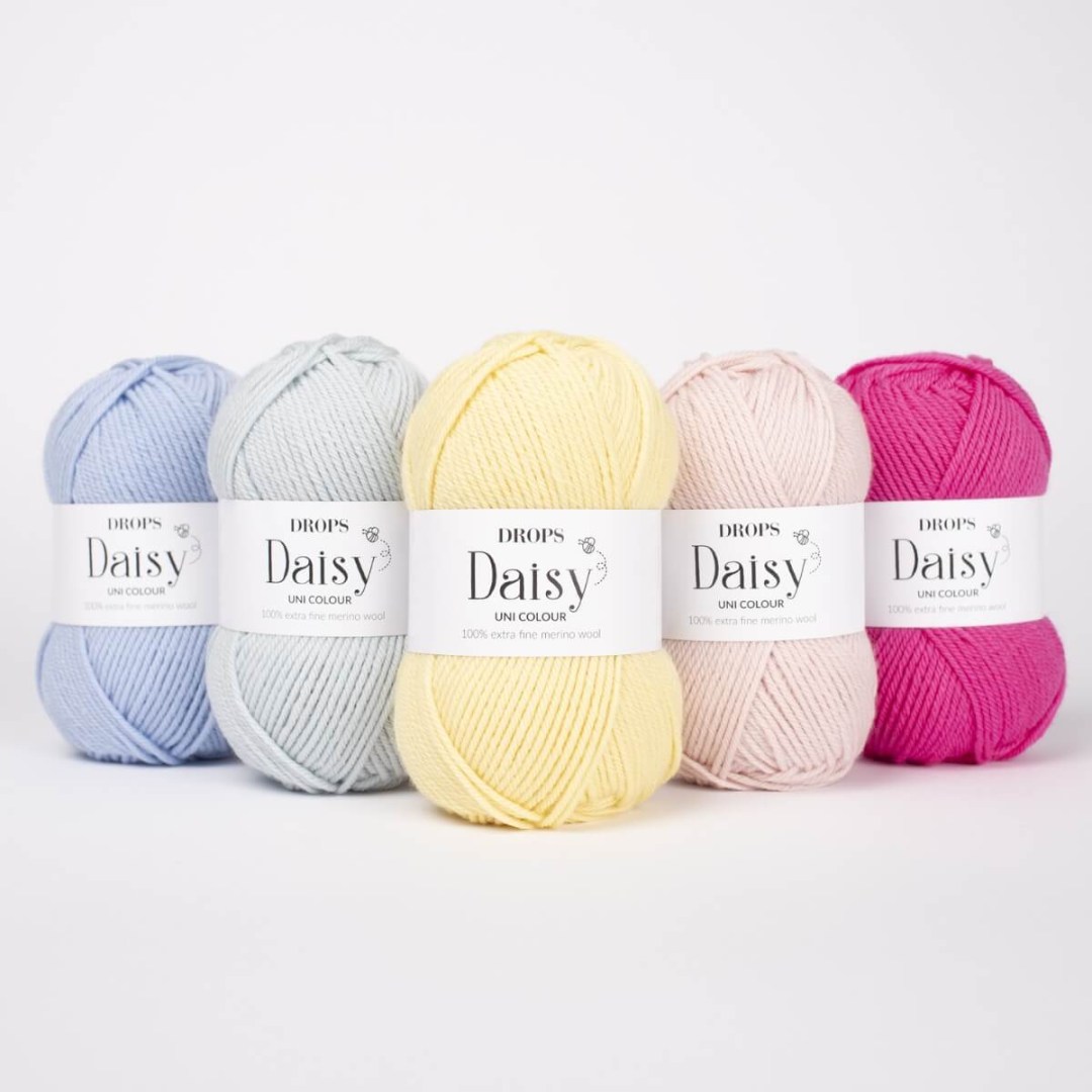 Το DROPS Daisy είναι ένα μαλακό νήμα που δεν έχει υποστεί επεξεργασία με υπερπλύση, κλωσμένο από 100% εξαιρετικά λεπτό μαλλί μερινό.