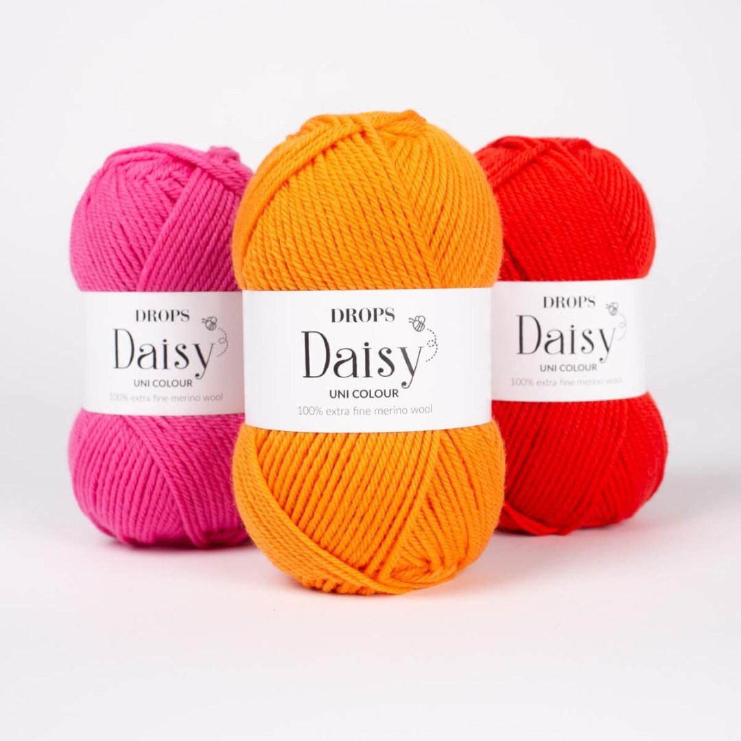 Το DROPS Daisy είναι ένα μαλακό νήμα που δεν έχει υποστεί επεξεργασία με υπερπλύση, κλωσμένο από 100% εξαιρετικά λεπτό μαλλί μερινό.