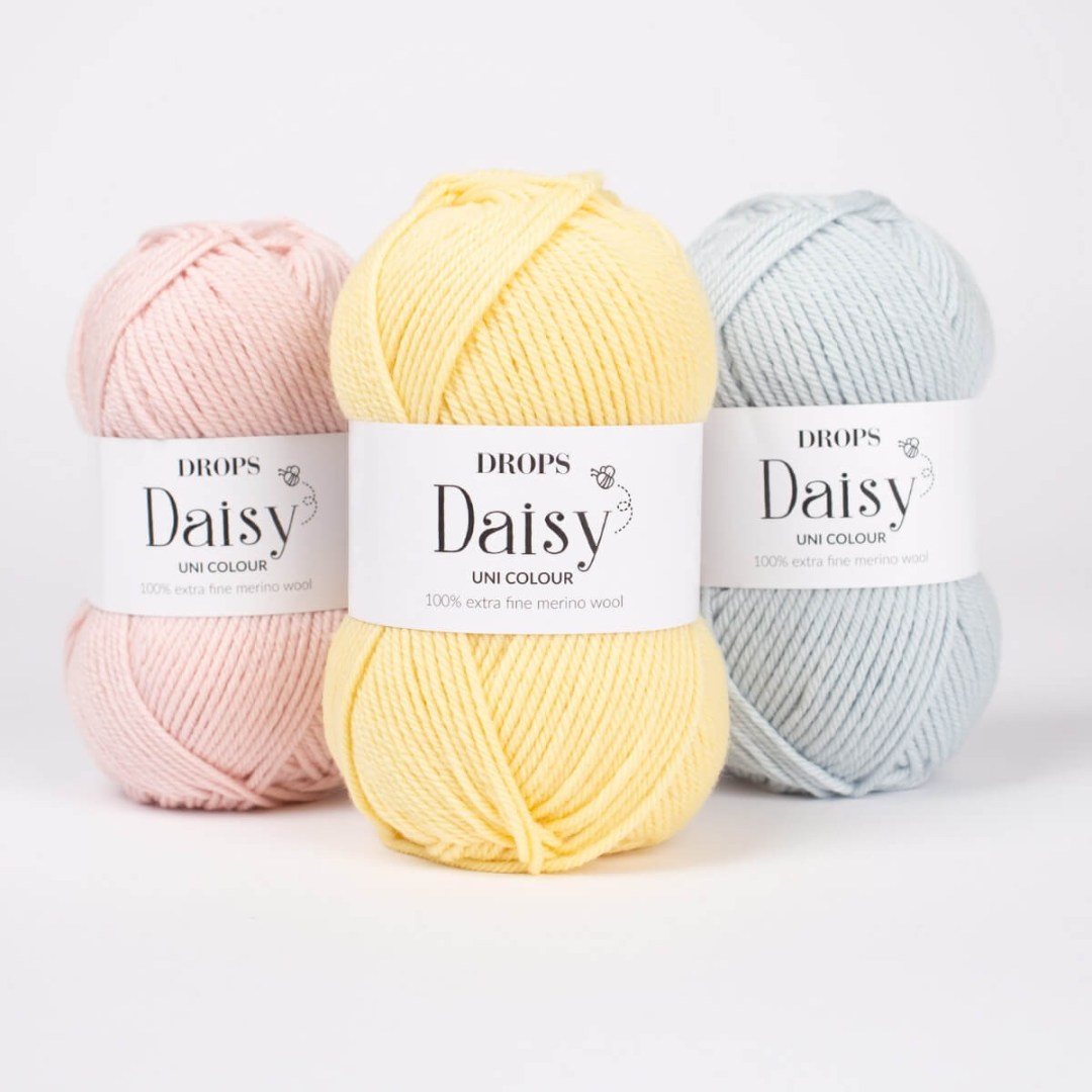 Το DROPS Daisy είναι ένα μαλακό νήμα που δεν έχει υποστεί επεξεργασία με υπερπλύση, κλωσμένο από 100% εξαιρετικά λεπτό μαλλί μερινό.