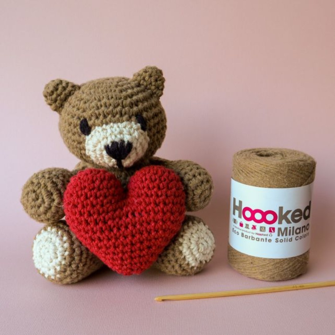 Ποτέ δεν μπορείς να έχεις αρκετά amigurumi. Ειδικά μόλις βλέπεις αυτό το γλυκύτατο αρκουδάκι!