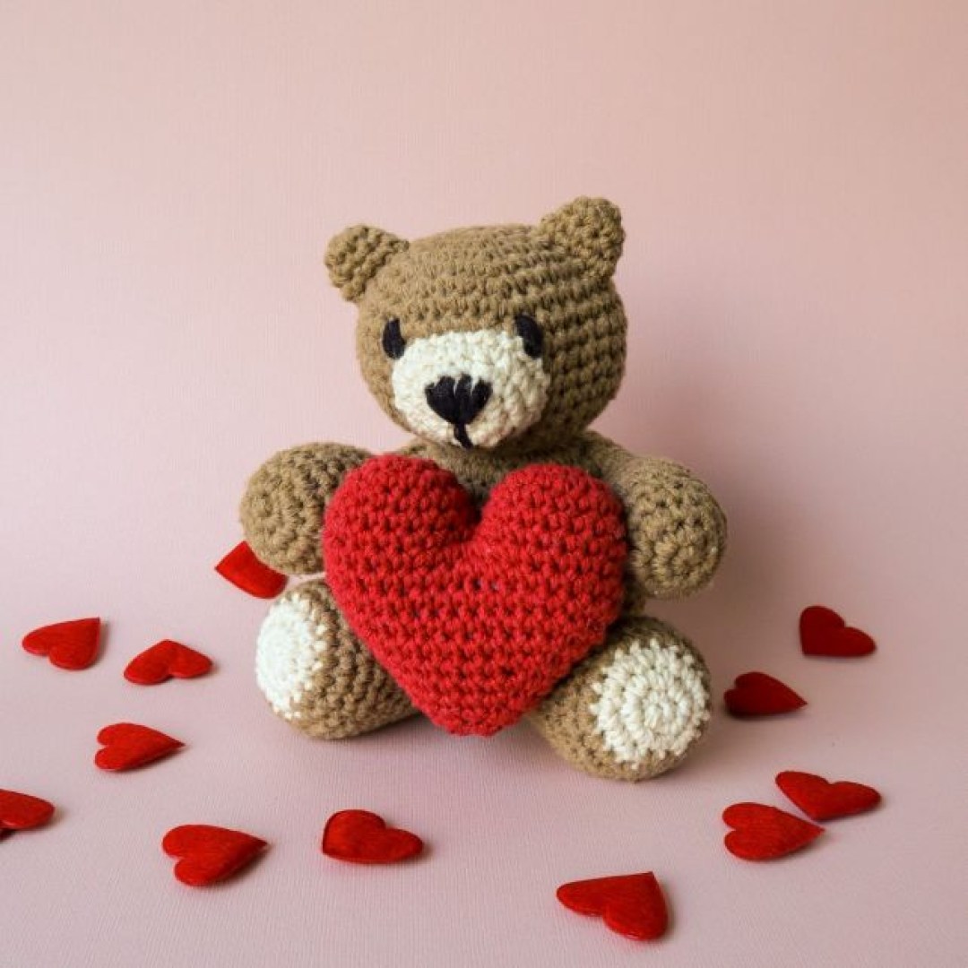 Ποτέ δεν μπορείς να έχεις αρκετά amigurumi. Ειδικά μόλις βλέπεις αυτό το γλυκύτατο αρκουδάκι!
