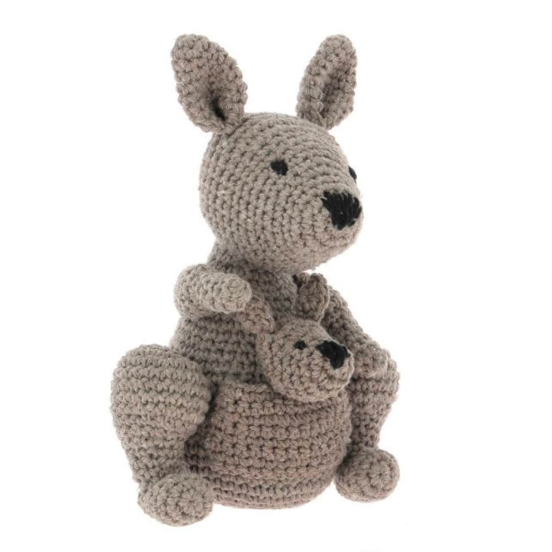 Αυτό το amigurumi καγκουρό είναι ένα διασκεδαστικό δώρο για μια μέλλουσα μητέρα ή για ένα αγαπημένο πρόσωπο με πάθος για την Αυστραλία.