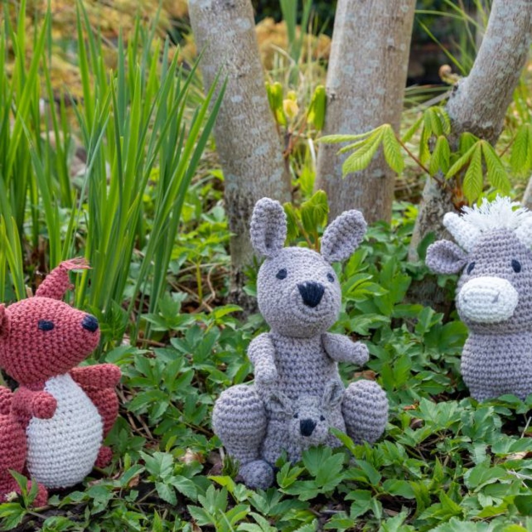 Αυτό το amigurumi καγκουρό είναι ένα διασκεδαστικό δώρο για μια μέλλουσα μητέρα ή για ένα αγαπημένο πρόσωπο με πάθος για την Αυστραλία.