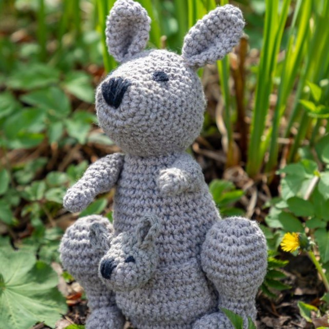 Αυτό το amigurumi καγκουρό είναι ένα διασκεδαστικό δώρο για μια μέλλουσα μητέρα ή για ένα αγαπημένο πρόσωπο με πάθος για την Αυστραλία.