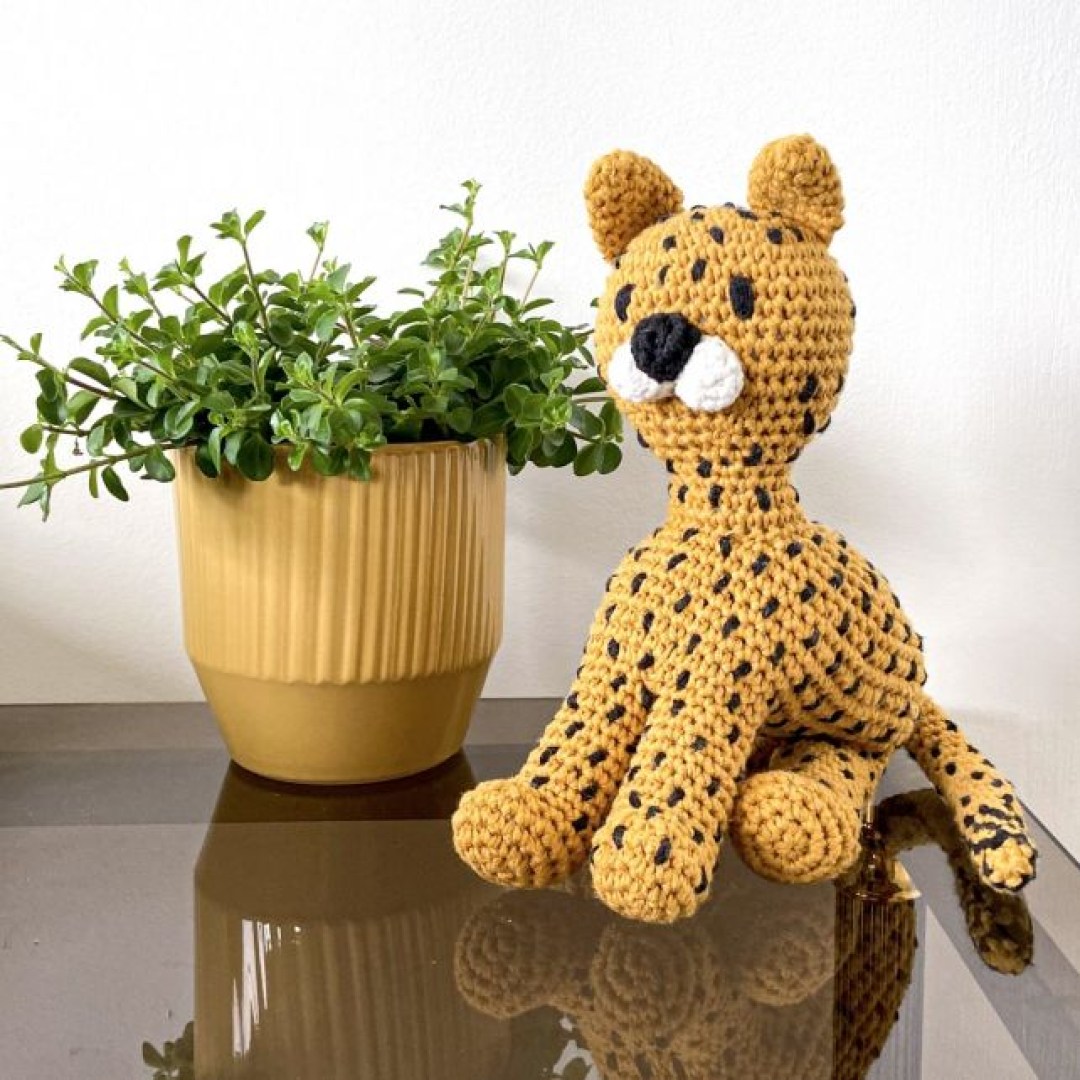 Αυτό το τσιτάχ amigurumi είναι ένα υπέροχο πλεκτό με το βελονάκι για όποιον έχει βασικές δεξιότητες.