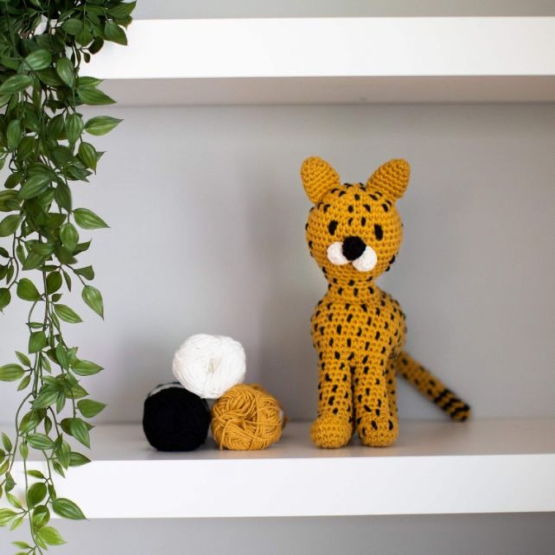 Αυτό το τσιτάχ amigurumi είναι ένα υπέροχο πλεκτό με το βελονάκι για όποιον έχει βασικές δεξιότητες.