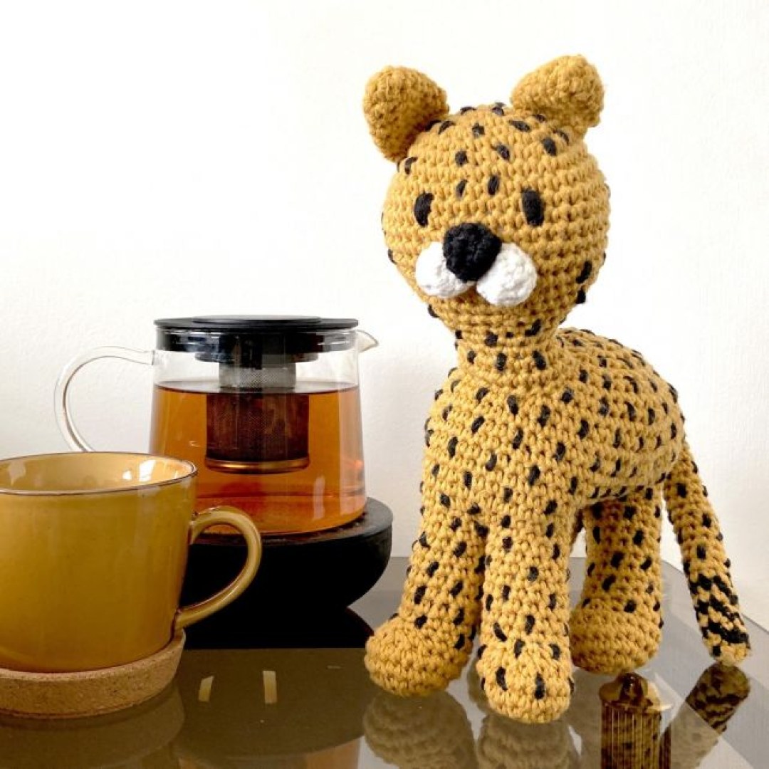 Αυτό το τσιτάχ amigurumi είναι ένα υπέροχο πλεκτό με το βελονάκι για όποιον έχει βασικές δεξιότητες.