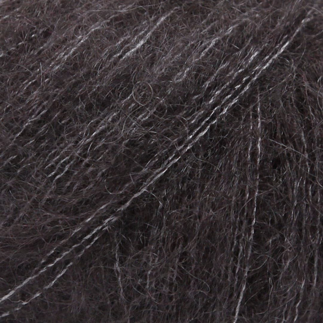 Ένα πολυτελές, ελαφρύ αφράτο νήμα σε ένα αποκλειστικό συνδυασμό από 75% mohair super kid και 25% μετάξι μουριάς, το DROPS Kid-Silk είναι αέρινο.