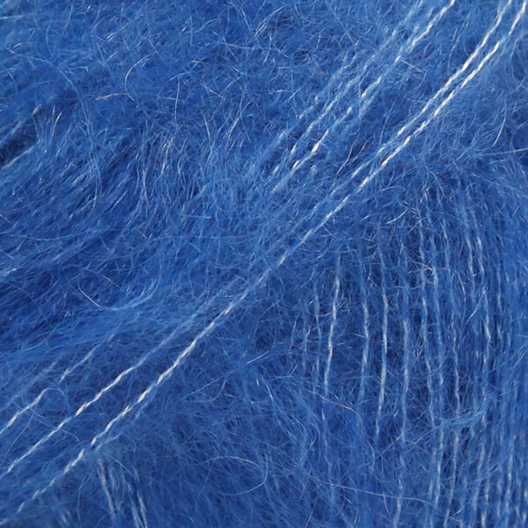 Ένα πολυτελές, ελαφρύ αφράτο νήμα σε ένα αποκλειστικό συνδυασμό από 75% mohair super kid και 25% μετάξι μουριάς, το DROPS Kid-Silk είναι αέρινο.