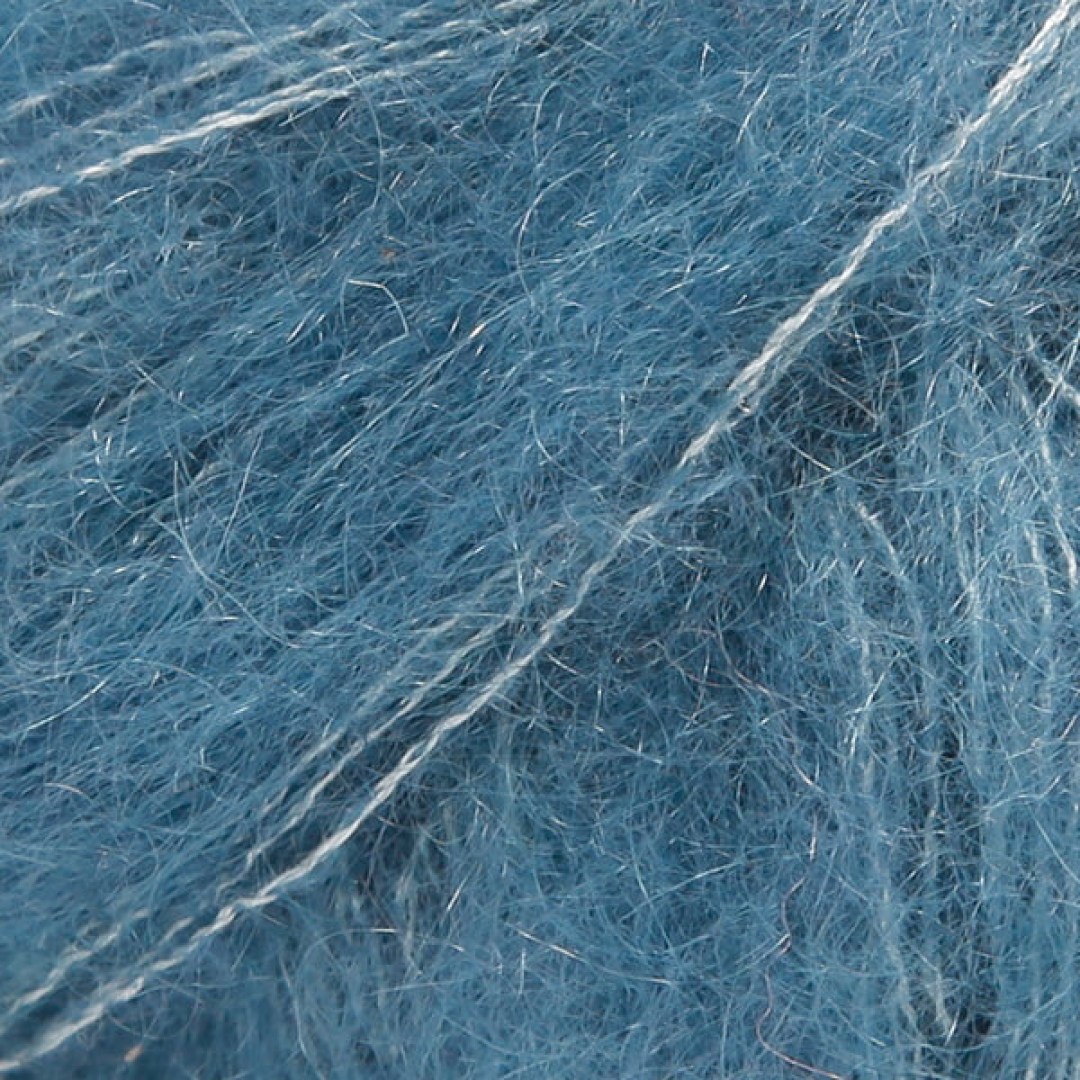 Ένα πολυτελές, ελαφρύ αφράτο νήμα σε ένα αποκλειστικό συνδυασμό από 75% mohair super kid και 25% μετάξι μουριάς, το DROPS Kid-Silk είναι αέρινο.