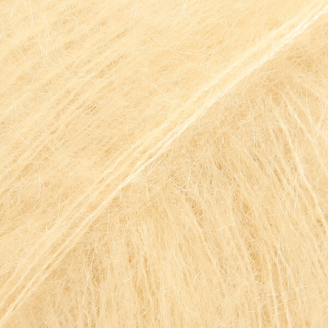 Ένα πολυτελές, ελαφρύ αφράτο νήμα σε ένα αποκλειστικό συνδυασμό από 75% mohair super kid και 25% μετάξι μουριάς, το DROPS Kid-Silk είναι αέρινο.