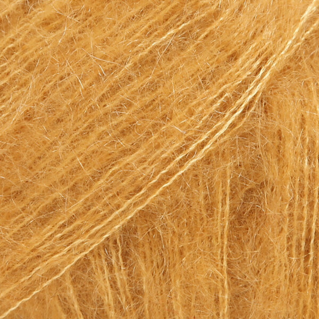 Ένα πολυτελές, ελαφρύ αφράτο νήμα σε ένα αποκλειστικό συνδυασμό από 75% mohair super kid και 25% μετάξι μουριάς, το DROPS Kid-Silk είναι αέρινο.