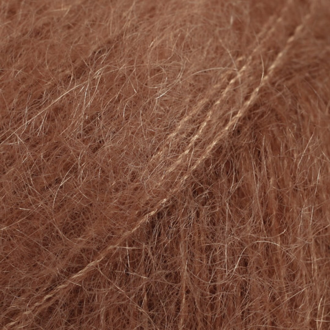 Ένα πολυτελές, ελαφρύ αφράτο νήμα σε ένα αποκλειστικό συνδυασμό από 75% mohair super kid και 25% μετάξι μουριάς, το DROPS Kid-Silk είναι αέρινο.