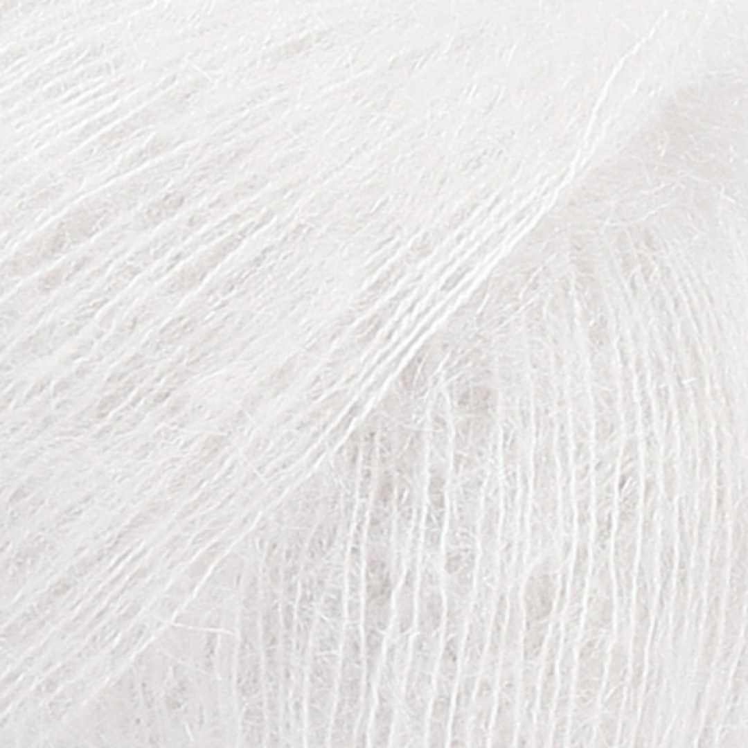 Ένα πολυτελές, ελαφρύ αφράτο νήμα σε ένα αποκλειστικό συνδυασμό από 75% mohair super kid και 25% μετάξι μουριάς, το DROPS Kid-Silk είναι αέρινο.