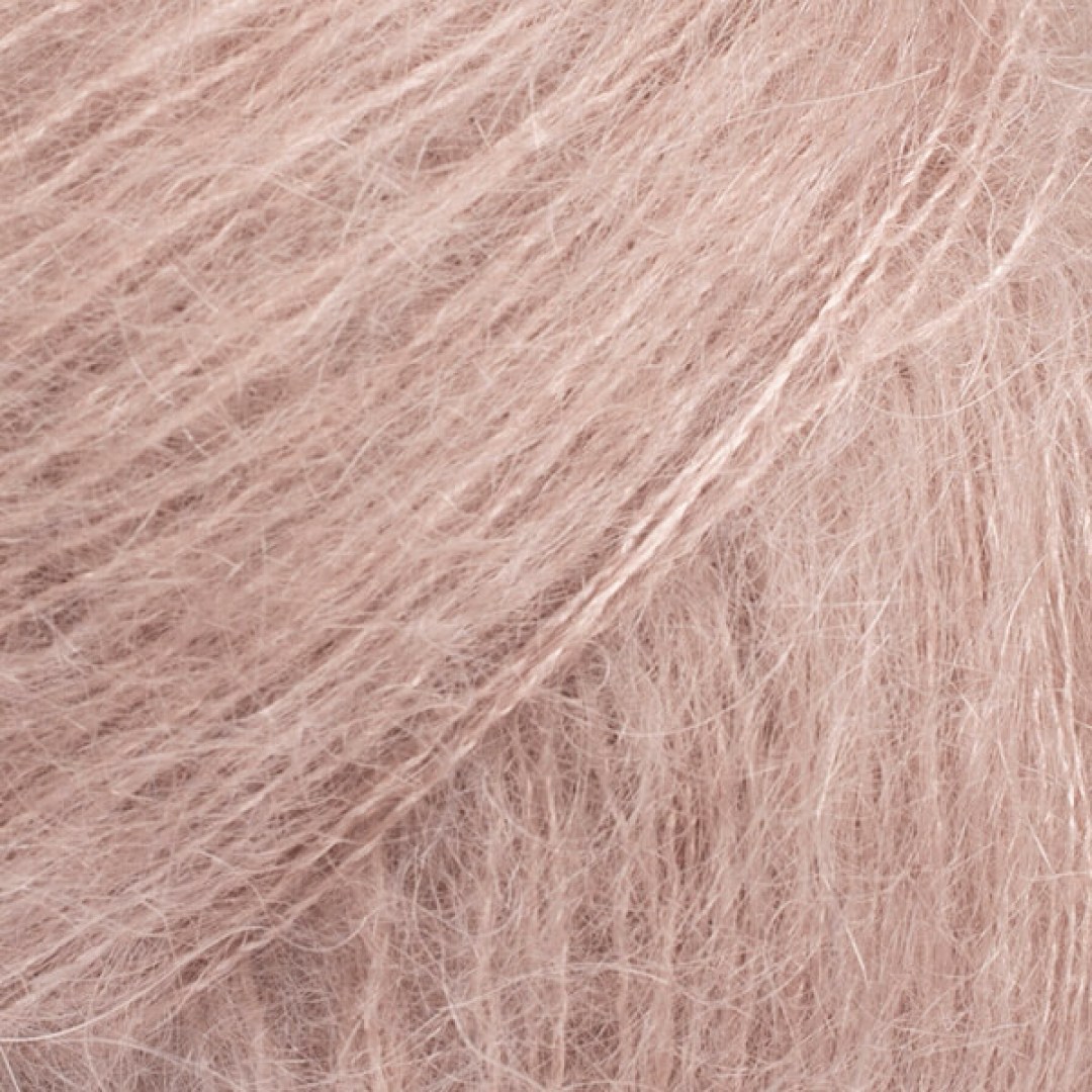 Ένα πολυτελές, ελαφρύ αφράτο νήμα σε ένα αποκλειστικό συνδυασμό από 75% mohair super kid και 25% μετάξι μουριάς, το DROPS Kid-Silk είναι αέρινο.