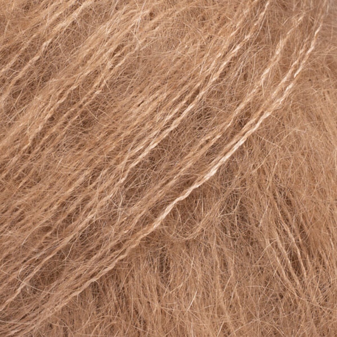 Ένα πολυτελές, ελαφρύ αφράτο νήμα σε ένα αποκλειστικό συνδυασμό από 75% mohair super kid και 25% μετάξι μουριάς, το DROPS Kid-Silk είναι αέρινο.