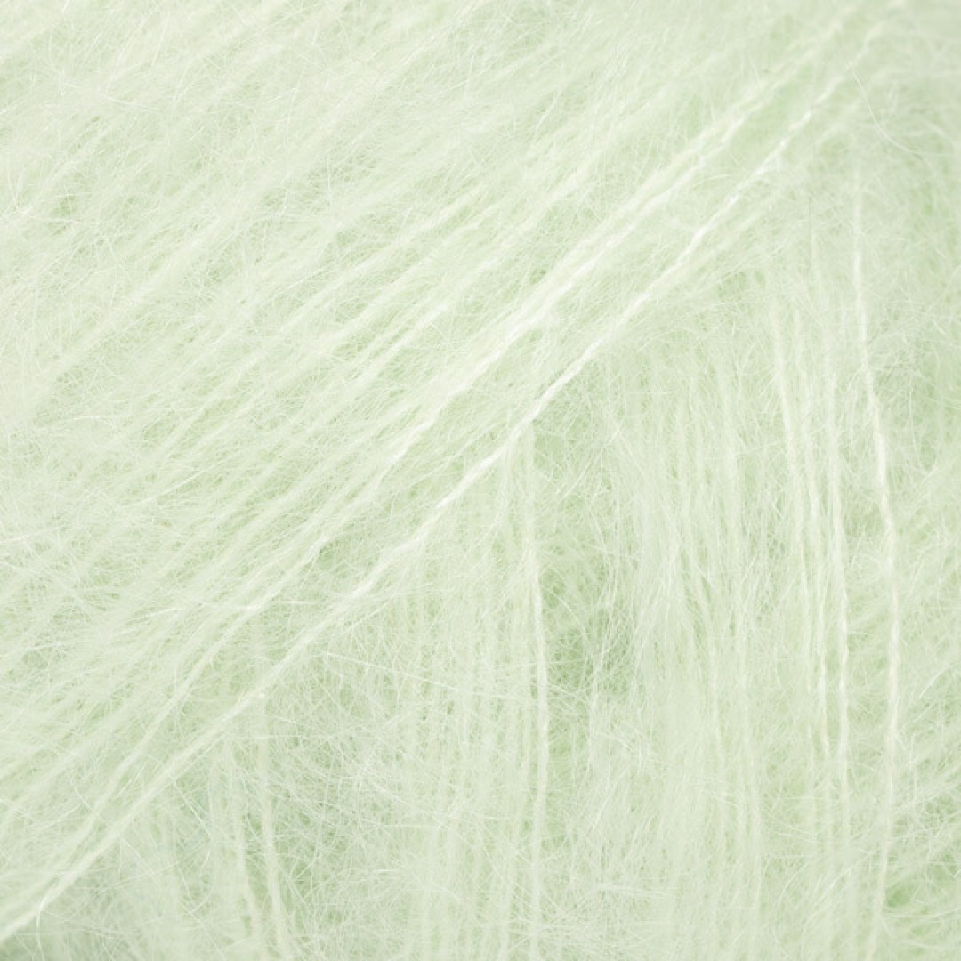 Ένα πολυτελές, ελαφρύ αφράτο νήμα σε ένα αποκλειστικό συνδυασμό από 75% mohair super kid και 25% μετάξι μουριάς, το DROPS Kid-Silk είναι αέρινο.