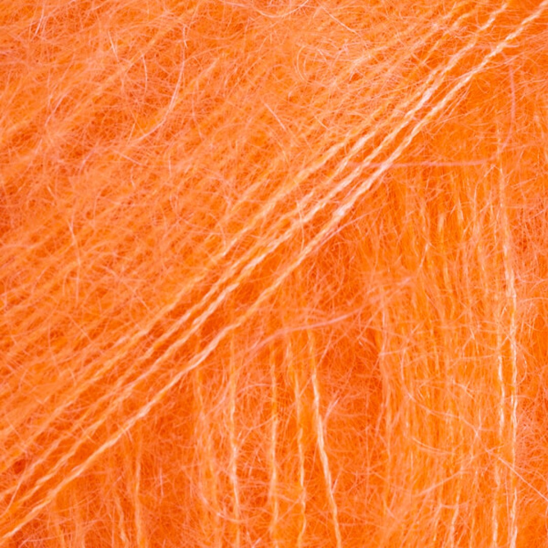 Ένα πολυτελές, ελαφρύ αφράτο νήμα σε ένα αποκλειστικό συνδυασμό από 75% mohair super kid και 25% μετάξι μουριάς, το DROPS Kid-Silk είναι αέρινο.