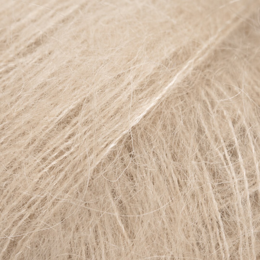 Ένα πολυτελές, ελαφρύ αφράτο νήμα σε ένα αποκλειστικό συνδυασμό από 75% mohair super kid και 25% μετάξι μουριάς, το DROPS Kid-Silk είναι αέρινο.