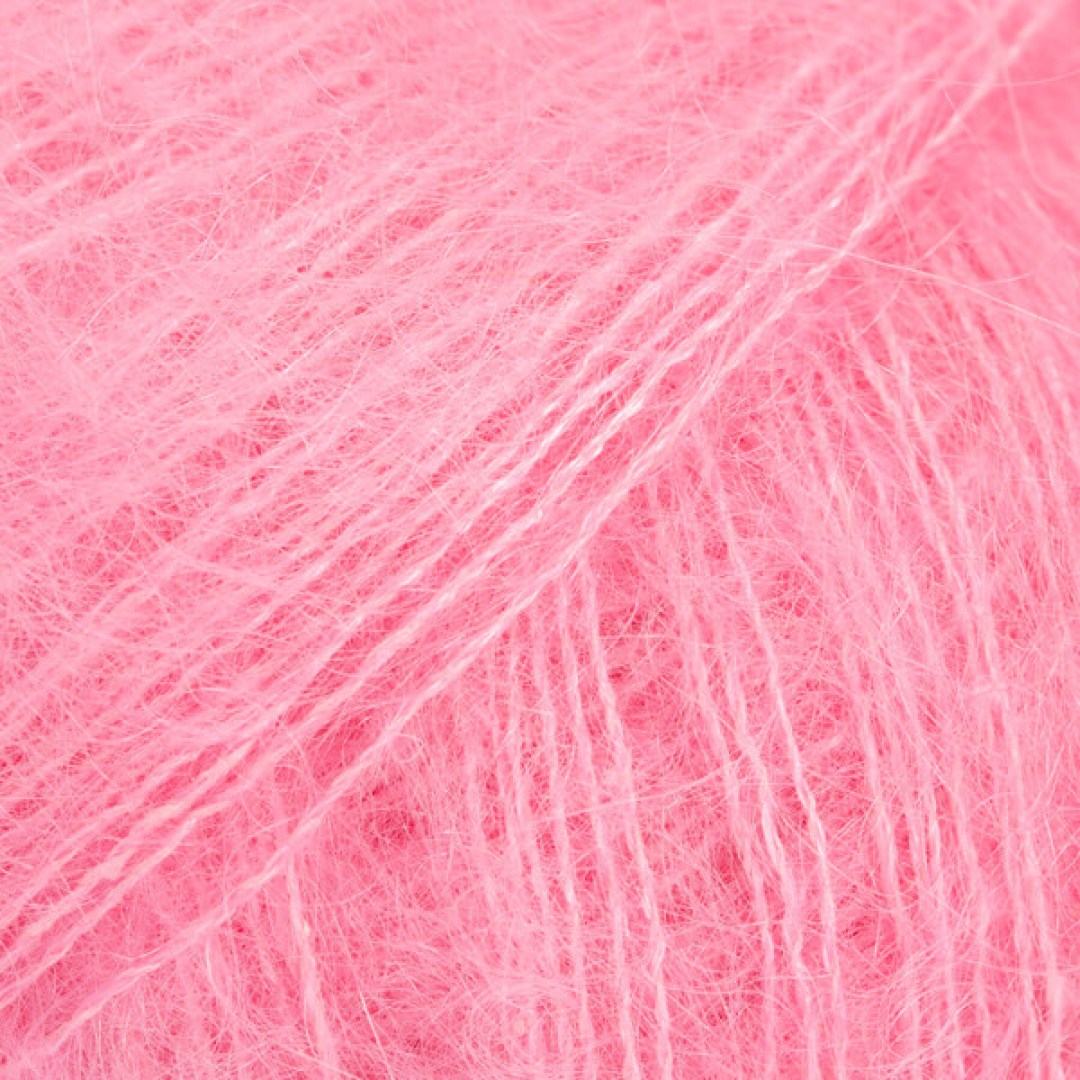 Ένα πολυτελές, ελαφρύ αφράτο νήμα σε ένα αποκλειστικό συνδυασμό από 75% mohair super kid και 25% μετάξι μουριάς, το DROPS Kid-Silk είναι αέρινο.