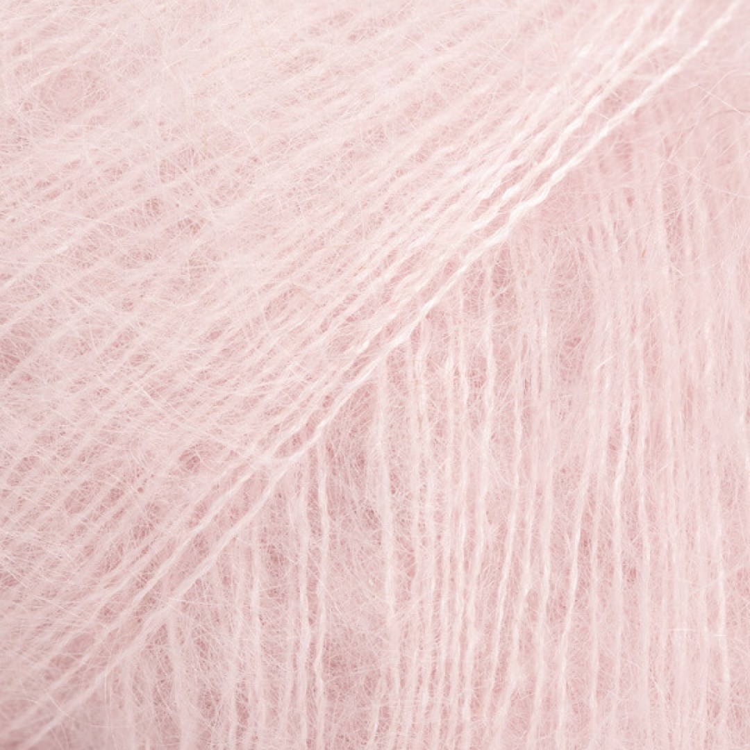 Ένα πολυτελές, ελαφρύ αφράτο νήμα σε ένα αποκλειστικό συνδυασμό από 75% mohair super kid και 25% μετάξι μουριάς, το DROPS Kid-Silk είναι αέρινο.