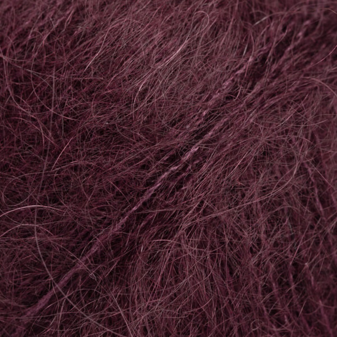 Αέρινο και πολυτελές νήμα από μοχέρ superkid και μετάξι μουριάς. Ιδανικό για φίνα πλεκτά και αξεσουάρ με ρομαντική, ανάλαφρη υφή και διακριτική λάμψη.