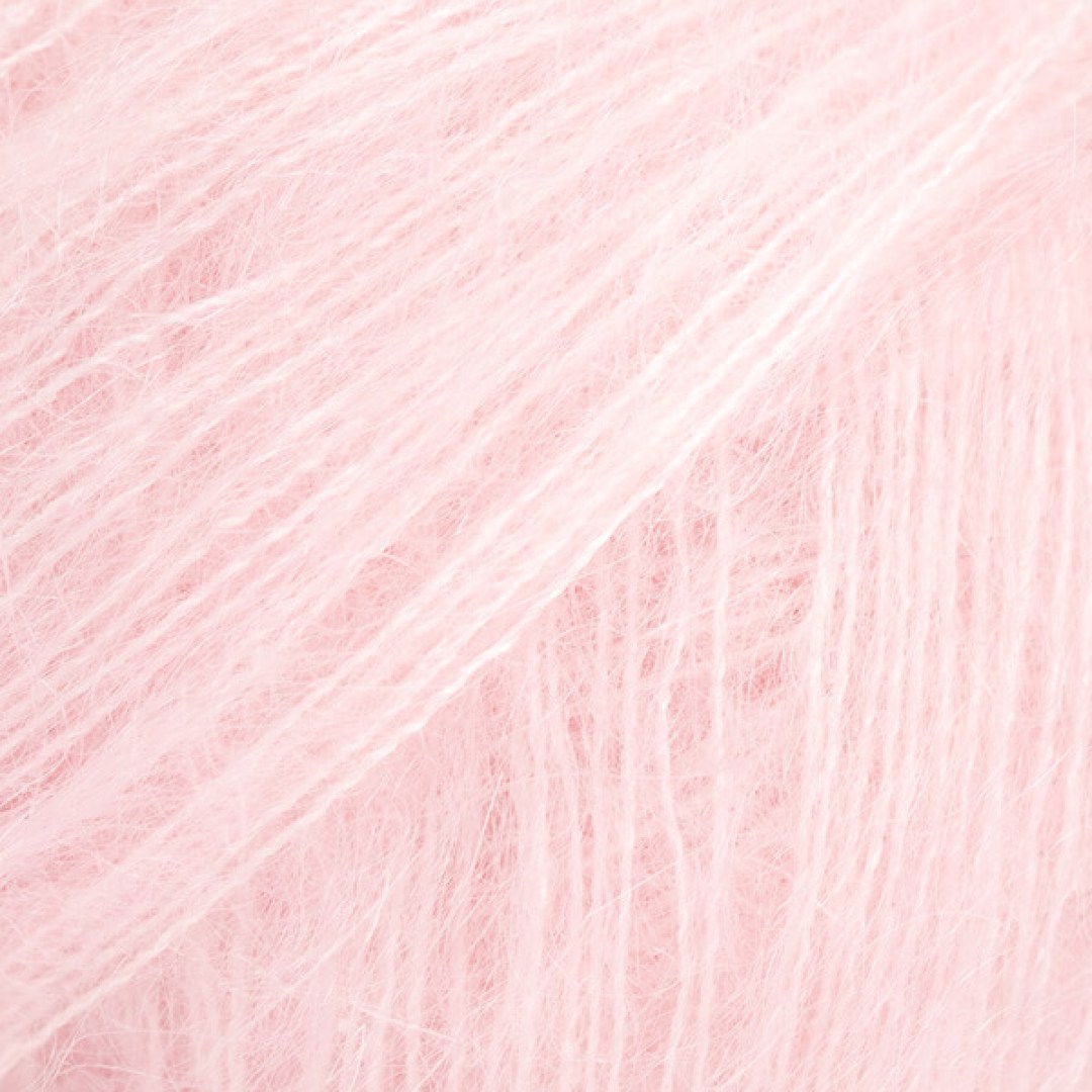 Αέρινο και πολυτελές νήμα από μοχέρ superkid και μετάξι μουριάς. Ιδανικό για φίνα πλεκτά και αξεσουάρ με ρομαντική, ανάλαφρη υφή και διακριτική λάμψη.