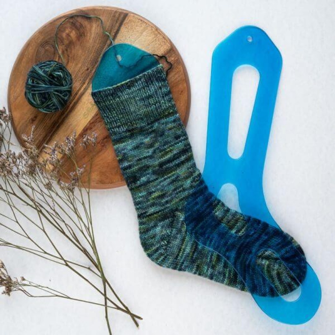 Καλούπι για κάλτσες KnitPro από ημιδιαφανές ακρυλικό σε aqua απόχρωση. Σταθερό, ανθεκτικό και ιδανικό για μπλοκάρισμα πλεκτών.