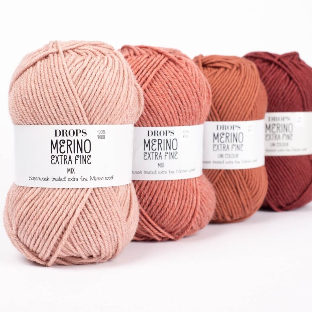 Το DROPS Merino Extra Fine είναι νήμα που περιστρέφεται από πολύ λεπτές ίνες μαλλιού μερινός από ζώα ελευθέρας βοσκής και στη Νότια Αμερική.