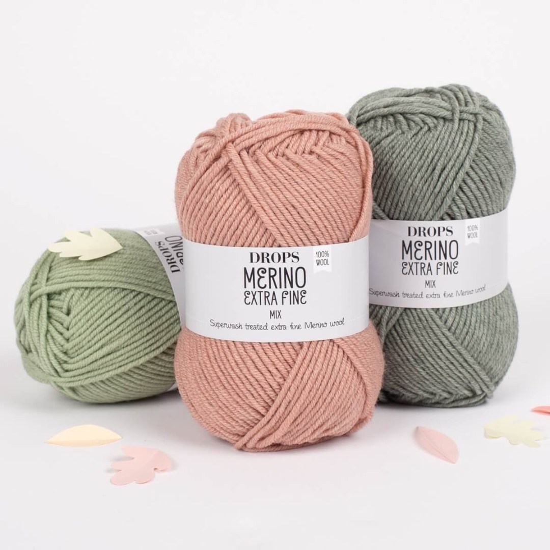 Το DROPS Merino Extra Fine είναι νήμα που περιστρέφεται από πολύ λεπτές ίνες μαλλιού μερινός από ζώα ελευθέρας βοσκής και στη Νότια Αμερική.