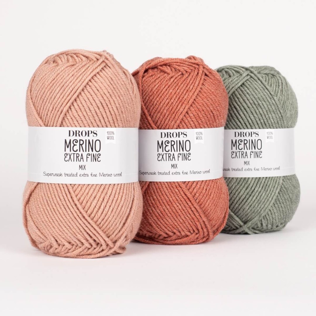 Το DROPS Merino Extra Fine είναι νήμα που περιστρέφεται από πολύ λεπτές ίνες μαλλιού μερινός από ζώα ελευθέρας βοσκής και στη Νότια Αμερική.