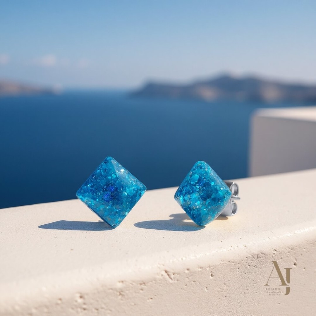 Χειροποίητα σκουλαρίκια από ρητίνη με glitter σε υπέροχα χρώματα και σχέδια. Ελαφριά, λαμπερά και μοναδικά — για κάθε στιγμή της ημέρας!