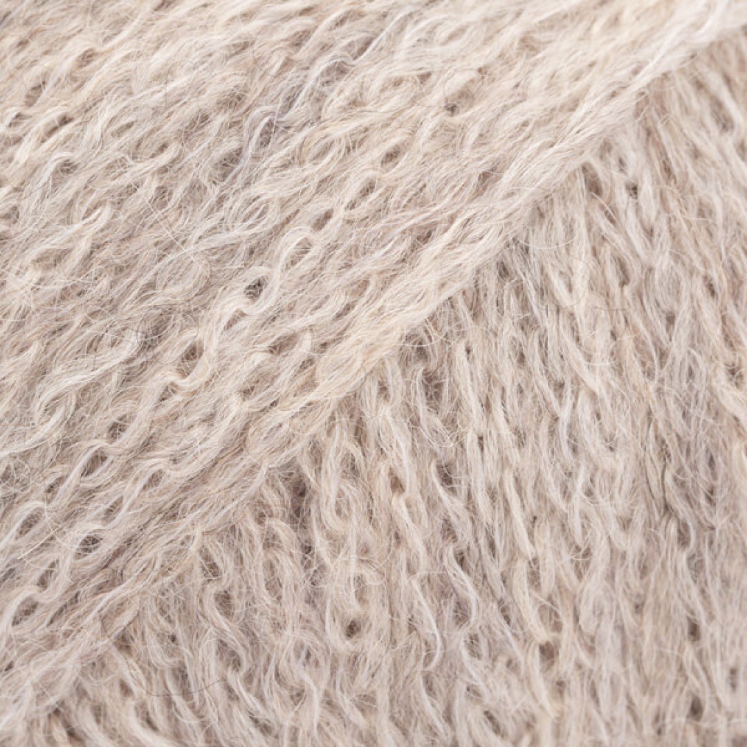 Κατασκευασμένο με συνδυασμό από 74% Baby Alpaca, 8% μαλλί Μερινός και 18% πολυαμίδη, το DROPS Sky είναι ένα εξαιρετικά μαλακό και πολυτελές νήμα.