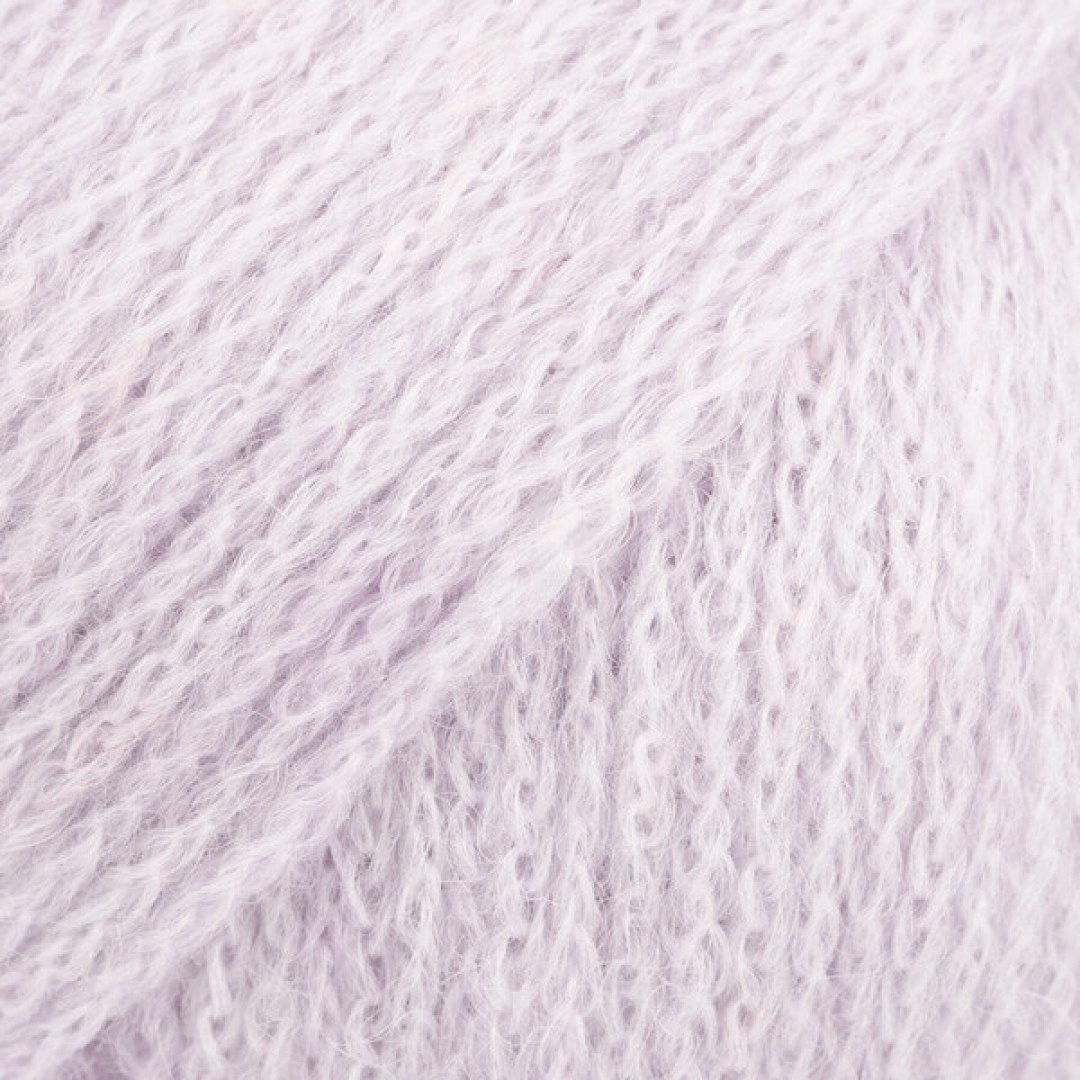 Κατασκευασμένο με συνδυασμό από 74% Baby Alpaca, 8% μαλλί Μερινός και 18% πολυαμίδη, το DROPS Sky είναι ένα εξαιρετικά μαλακό και πολυτελές νήμα.