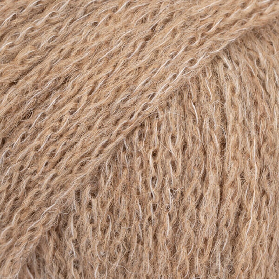 Κατασκευασμένο με συνδυασμό από 74% Baby Alpaca, 8% μαλλί Μερινός και 18% πολυαμίδη, το DROPS Sky είναι ένα εξαιρετικά μαλακό και πολυτελές νήμα.