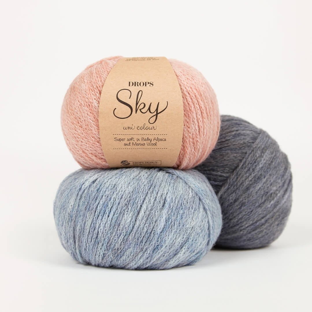 Κατασκευασμένο με συνδυασμό από 74% Baby Alpaca, 8% μαλλί Μερινός και 18% πολυαμίδη, το DROPS Sky είναι εξαιρετικά μαλακό και πολυτελές.