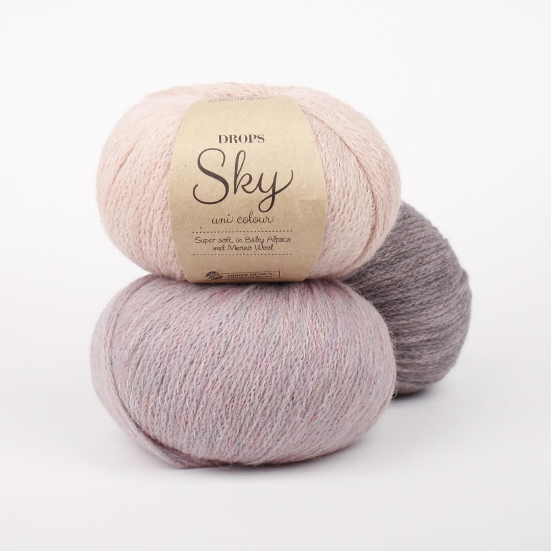 Κατασκευασμένο με συνδυασμό από 74% Baby Alpaca, 8% μαλλί Μερινός και 18% πολυαμίδη, το DROPS Sky είναι εξαιρετικά μαλακό και πολυτελές.
