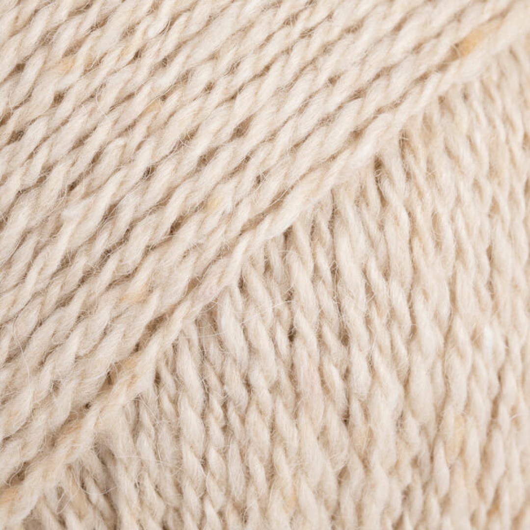 Το DROPS Soft Tweed είναι, όπως υποδηλώνει το όνομά του, ένα εξαιρετικά μαλακό νήμα τουίντ, φτιαγμένο από μαλλί μερινός, αλπακά και βισκόζη.