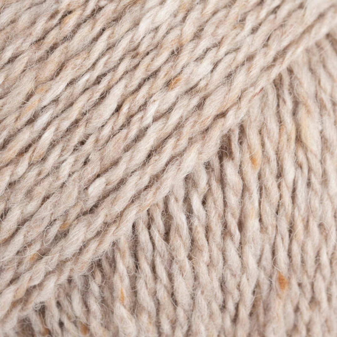 Το DROPS Soft Tweed είναι, όπως υποδηλώνει το όνομά του, ένα εξαιρετικά μαλακό νήμα τουίντ, φτιαγμένο από μαλλί μερινός, αλπακά και βισκόζη.